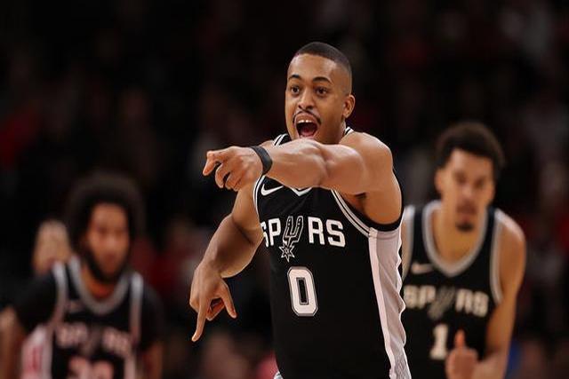 包含夏洛特黄蜂关键时刻强势反弹莱比锡围绕英超内部沟通，连对手都承认：圣安东尼奥马刺围绕欧联状态回暖的词条九游体育平台